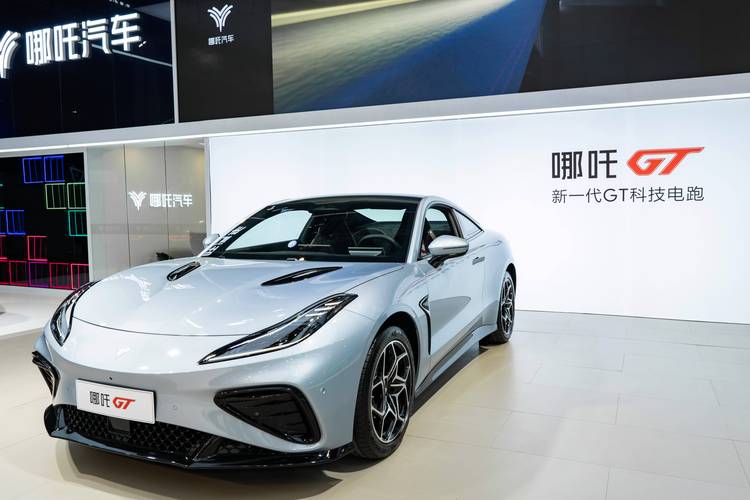 广州295哪吒汽车在智能汽车领域的表现，领途汽车在新能源汽车市场中的影响力